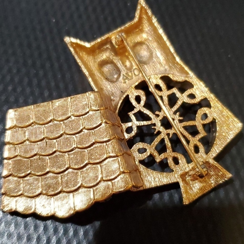 Avon Vintage Owl brooch 2.25 inch gold tone Secret Compartment or locket. - Picture 4 of 5